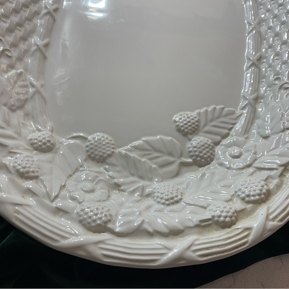 Large 20”x 14” White Stoneware Fruit Basket Serving Plater - Picture 10 of 16